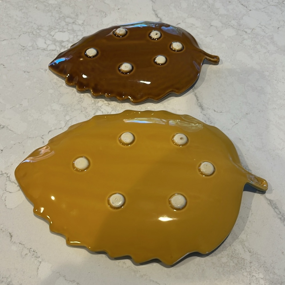 Set of Two Leaf Shaped plates. - Picture 4 of 5